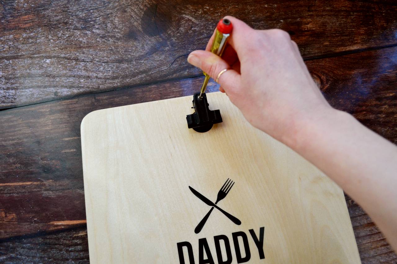 Lavoretti per il papà fai da te: il tagliere che diventa un porta-attrezzi!