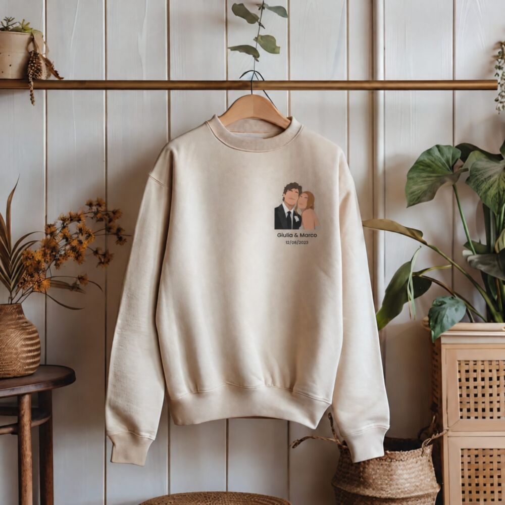 Felpa personalizzata con piccola illustrazione color sabbia su gruccia – illustrazione di coppia con nomi e data sul petto