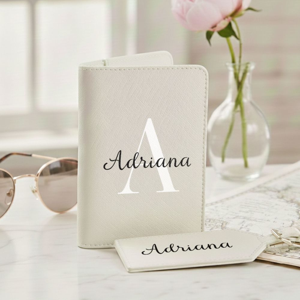 Personalisierbare Reisepasshülle und Koffertag mit Monogramm