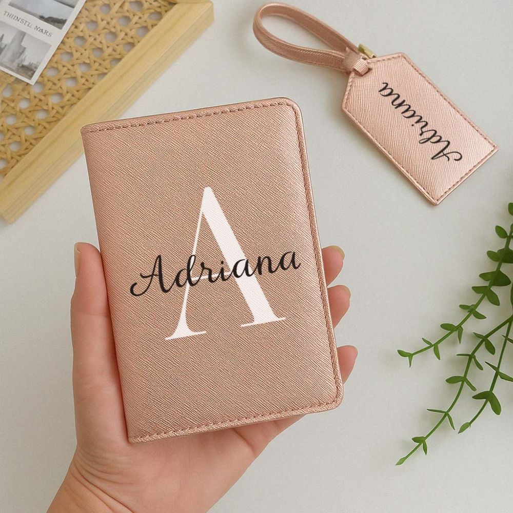 Personalisierbare Reisepasshülle und Koffertag mit Monogramm