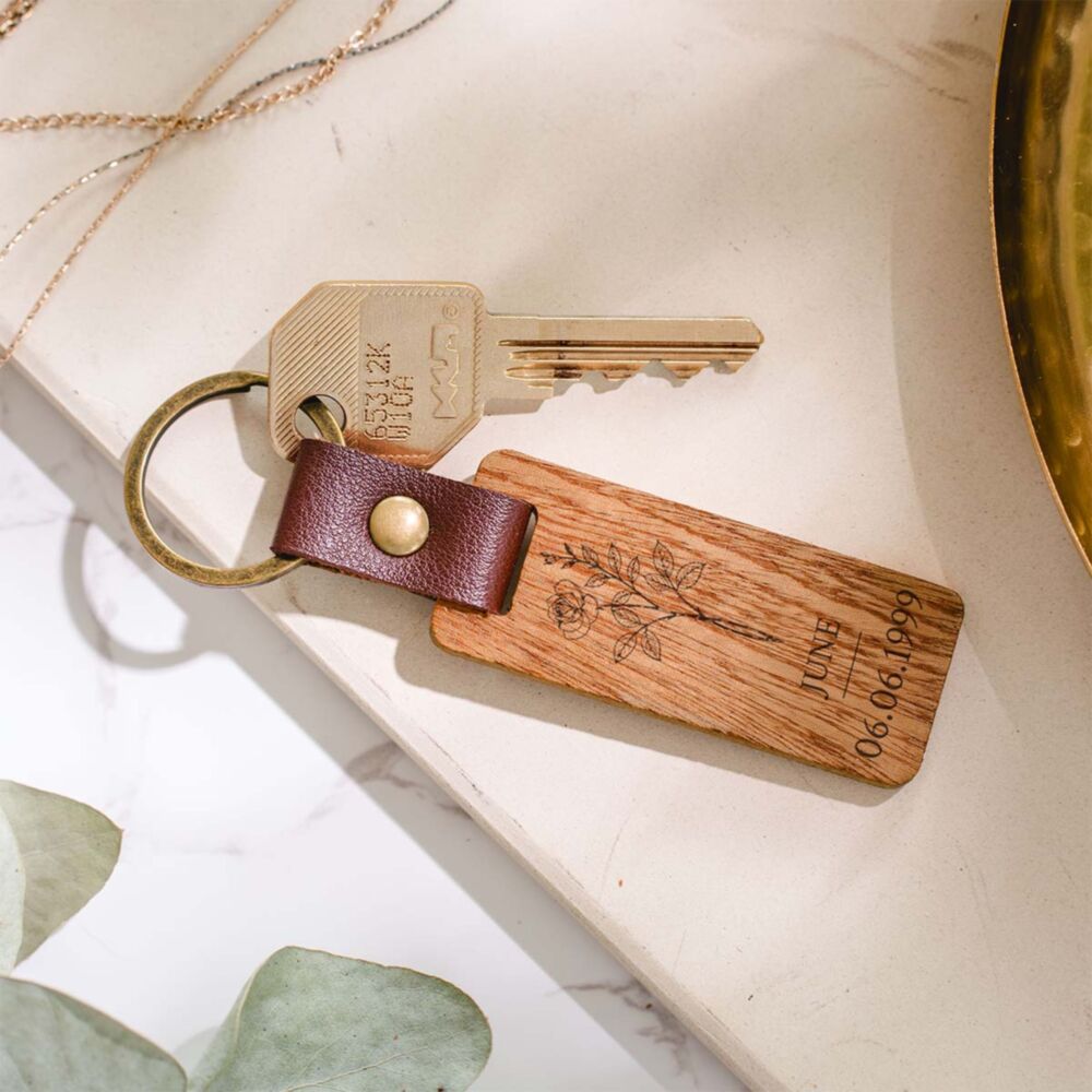 Portachiavi personalizzato in legno con fiore del mese di nascita e data