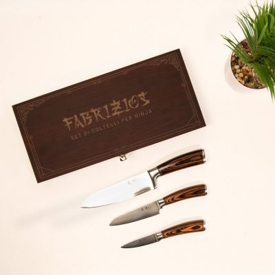Set di Coltelli Damasco in Scatola di Legno con Testo Set di Coltelli Damasco in Scatola di Legno con Testo