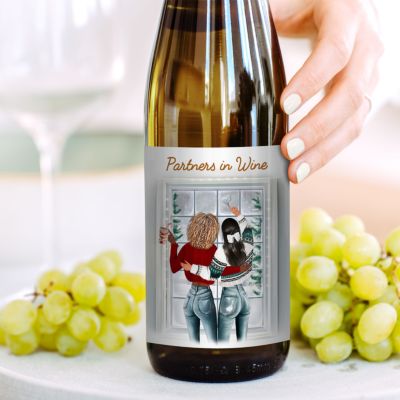 Bottiglia di Vino Bianco con Etichetta Personalizzata Illustrazione di due Amiche