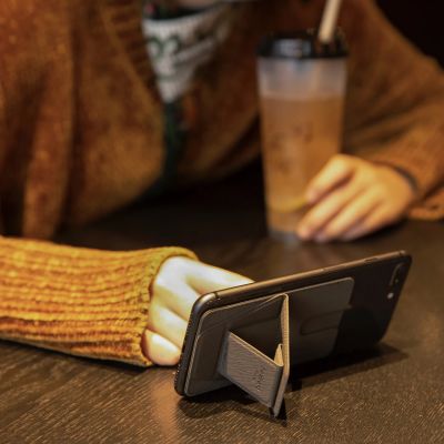 Supporto per Smartphone con Slot per Tessere Supporto per Smartphone con Slot per Tessere