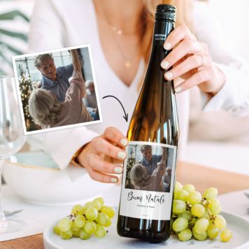 Bottiglia di Vino Bianco con Etichetta Personalizzata in Stile Polaroid